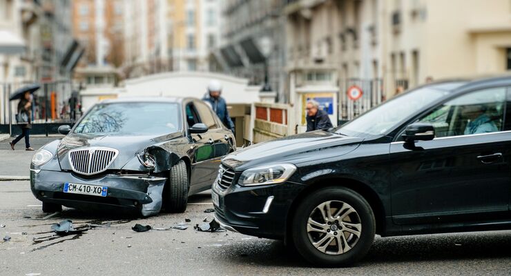 Car accident on PAris street between luxury limousine Lancia Th
