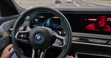 BMW präsentiert Smartwatch für i3: Pkw-Fernsteuerung per