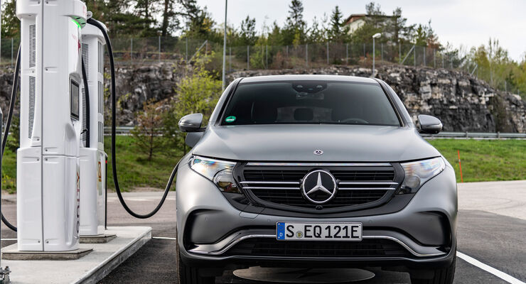 Mercedes EQC, 2019, Elektroauto, E-Auto, vorne, ladesäule, laden, front