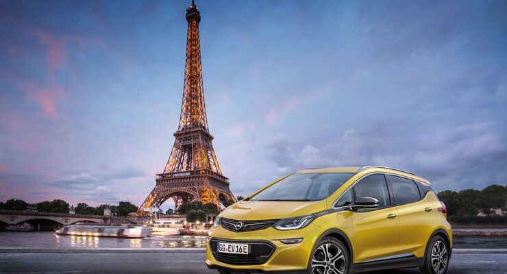 Opel Ampera-e, Elektroauto vor Eifelturm, paris, nachts
