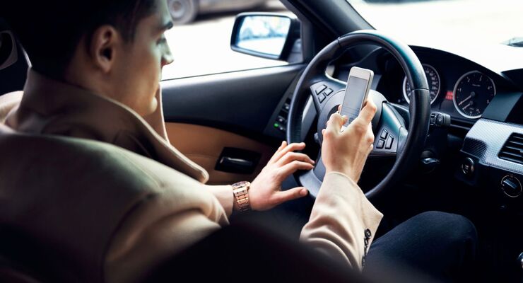 Smartphone Handy Telefon Auto Ablenkung Fahrer