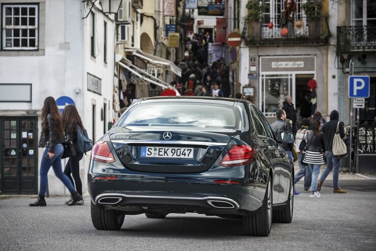 Mercedes E Klasse So Funktioniert Der Aktive Bremsassistent Firmenauto
