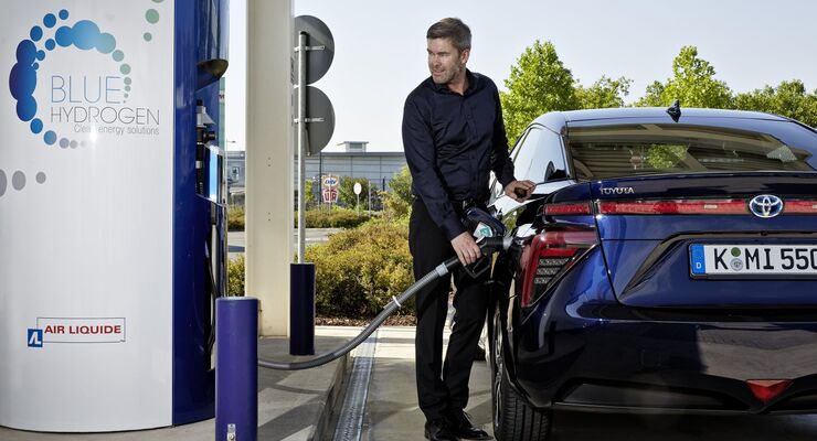 Toyota Mirai FCV Fuel Cell Vehicle Brennstoffzellenauto tanken Tankstelle