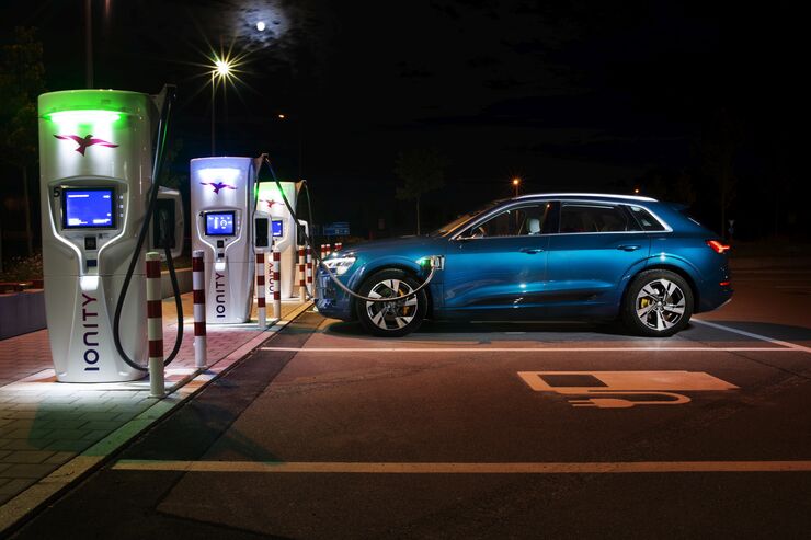 Analyse E-Autos: Schadet Schnellladen dem Akku? - firmenauto